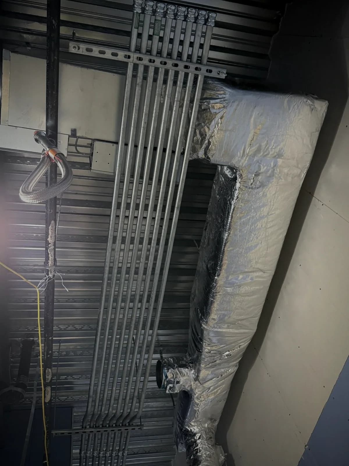 Instalación de tubería conduit en plafón industrial