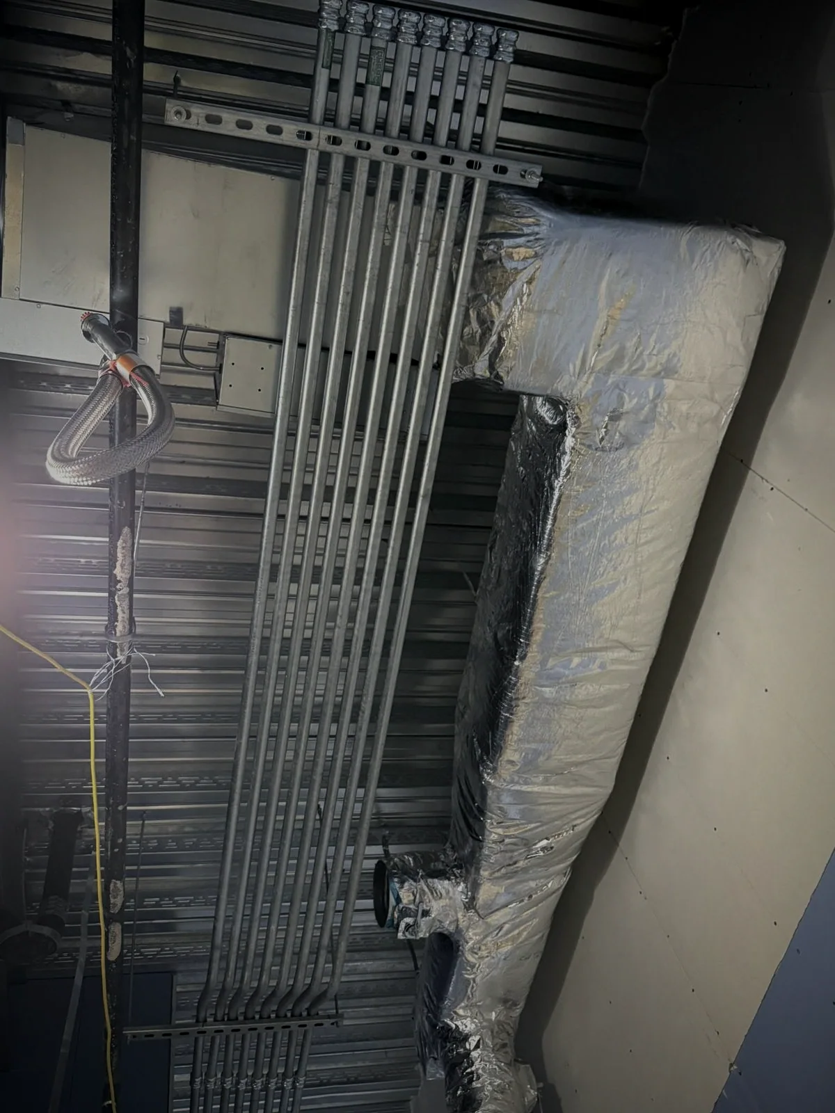 Instalación de tubería conduit en plafón industrial