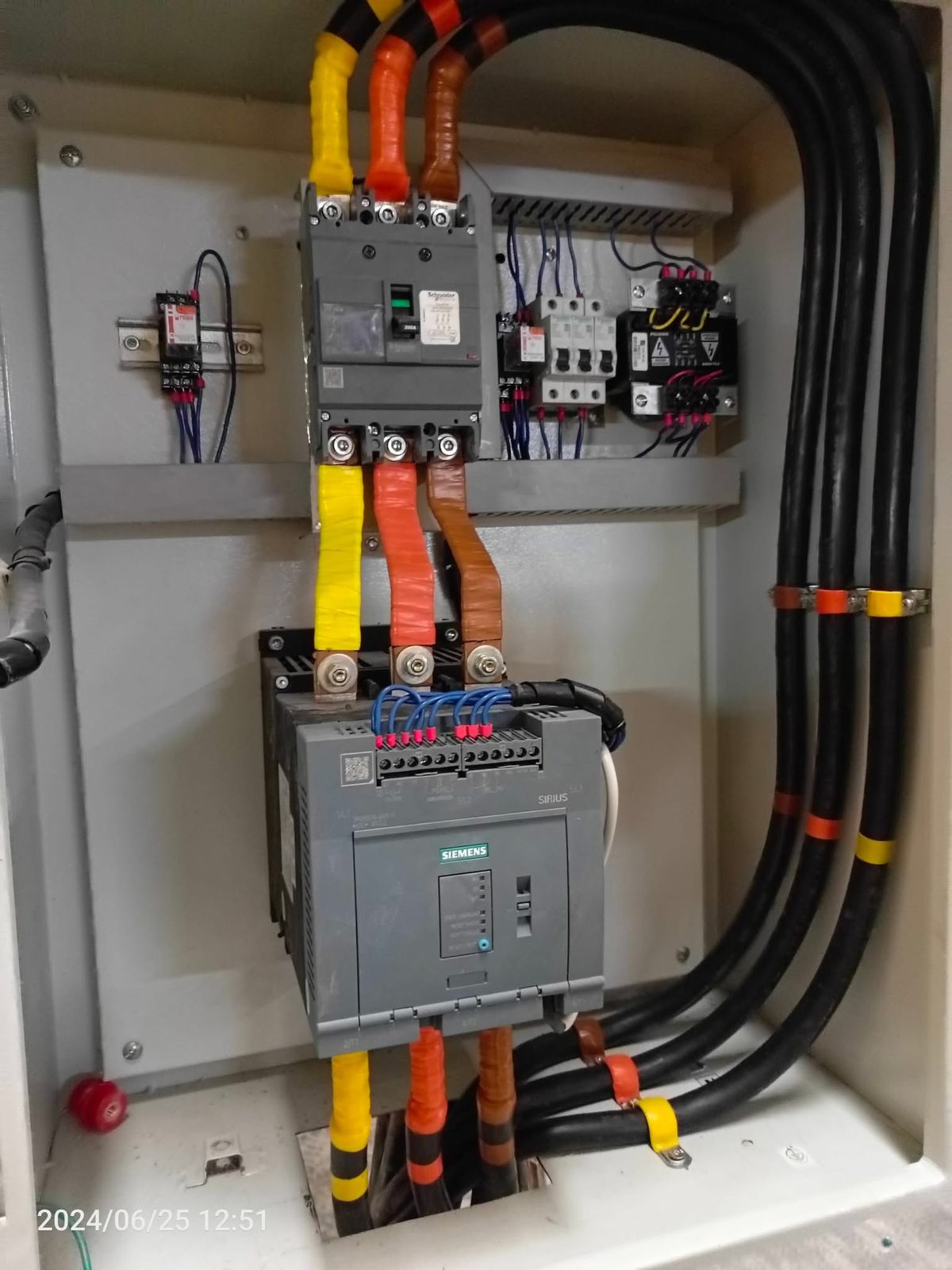 Tablero con arrancador suave Siemens